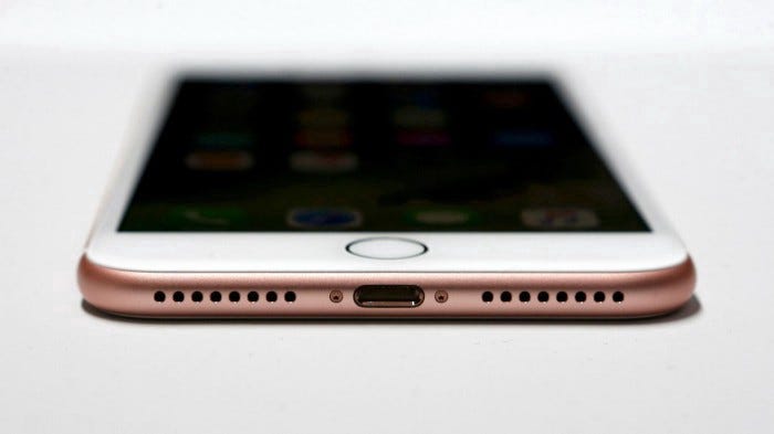 Image highlighting the iPhone 7 without a headphone jack.