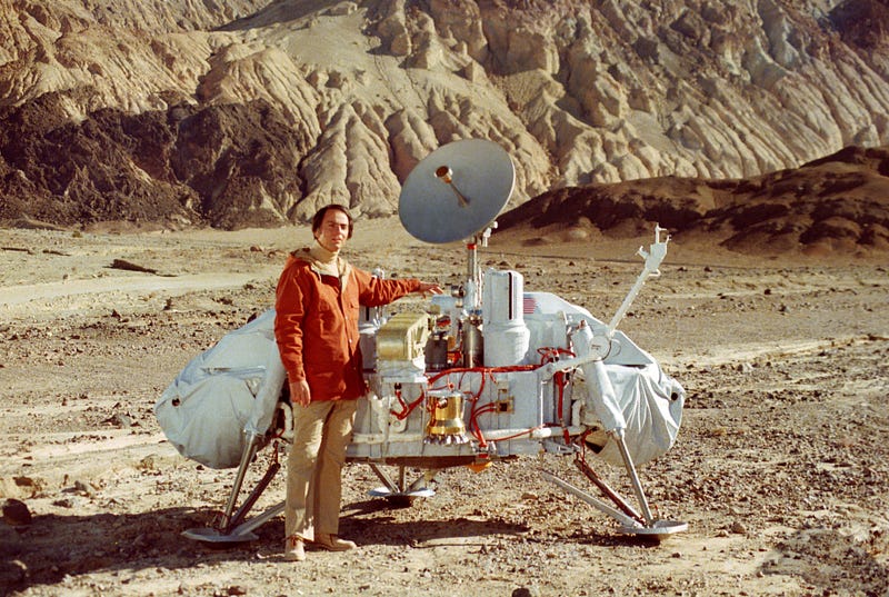 Carl Sagan with the Viking lander model